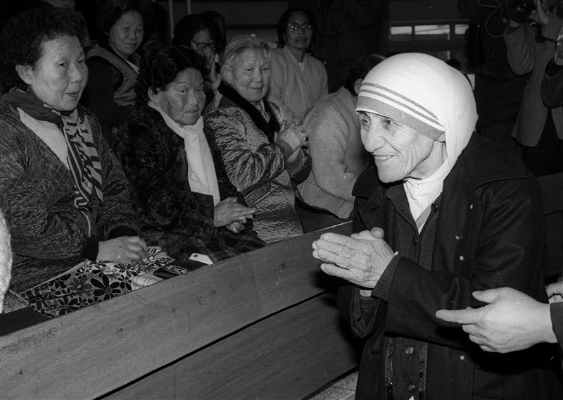 Mother Teresa of Calcutta, a nun who dedicated her life to helping the poor, will be made a saint of the Roman Catholic Church. Mother Teresa,Mother Teresa work,Roman Catholic Church,mother teresa sainthood,mother teresa to become saint,Mother Teresa pics,Mother Teresa images,Mother Teresa photos,Mother Teresa stills,Mother Teresa pictures