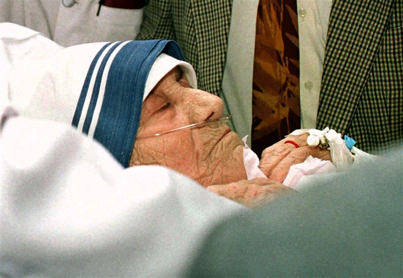 Mother Teresa of Calcutta, a nun who dedicated her life to helping the poor, will be made a saint of the Roman Catholic Church. Mother Teresa,Mother Teresa work,Roman Catholic Church,mother teresa sainthood,mother teresa to become saint,Mother Teresa pics,Mother Teresa images,Mother Teresa photos,Mother Teresa stills,Mother Teresa pictures