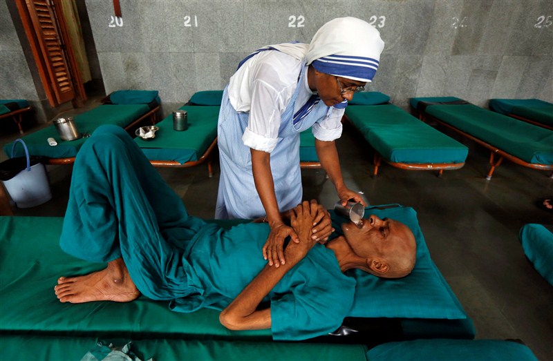Mother Teresa founded the Missionaries of Charity to help the poor on the streets of Kolkata and the religious order later spread throughout the world. Mother Teresa,Mother Teresa Missionaries,Missionaries of Charity,mother teresa sainthood,mother teresa to become saint,mother teresa missionaries of charity,Mother Teresa pics,Mother Teresa images,Mother Teresa photos,Mother Teresa stills,Mother Teresa