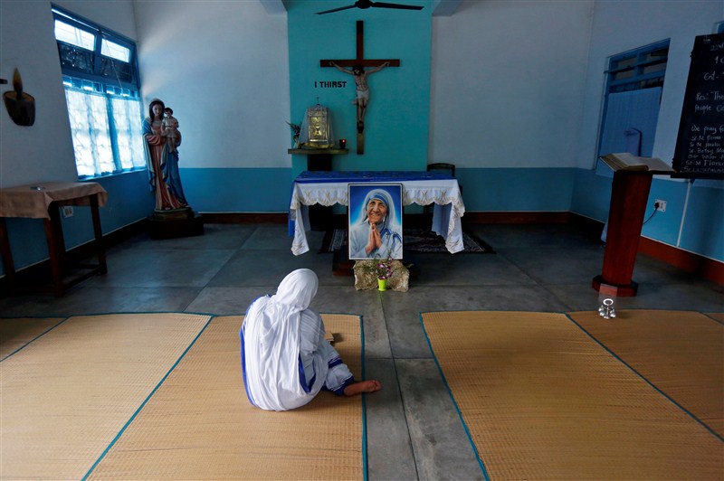 Mother Teresa founded the Missionaries of Charity to help the poor on the streets of Kolkata and the religious order later spread throughout the world. Mother Teresa,Mother Teresa Missionaries,Missionaries of Charity,mother teresa sainthood,mother teresa to become saint,mother teresa missionaries of charity,Mother Teresa pics,Mother Teresa images,Mother Teresa photos,Mother Teresa stills,Mother Teresa