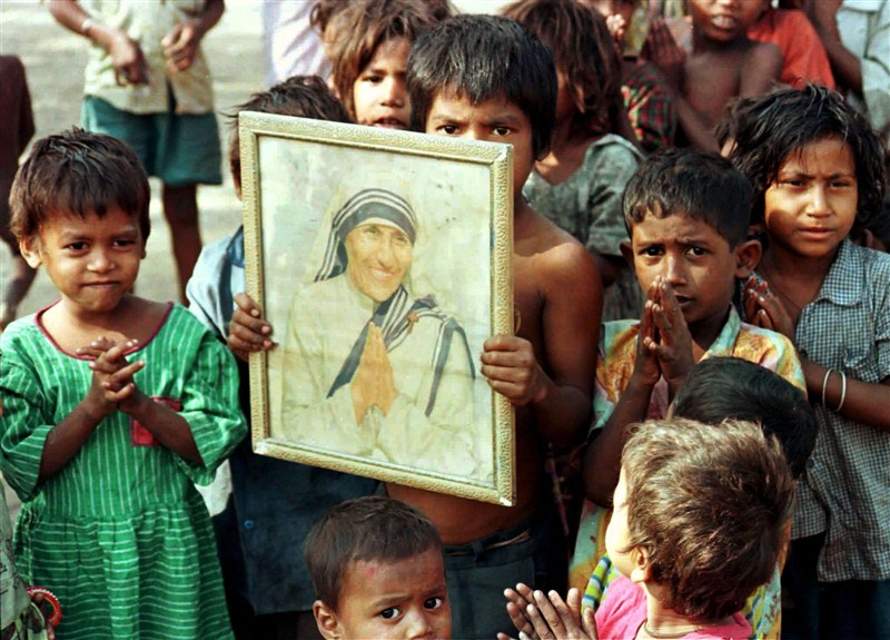 Mother Teresa founded the Missionaries of Charity to help the poor on the streets of Kolkata and the religious order later spread throughout the world. Mother Teresa,Mother Teresa Missionaries,Missionaries of Charity,mother teresa sainthood,mother teresa to become saint,mother teresa missionaries of charity,Mother Teresa pics,Mother Teresa images,Mother Teresa photos,Mother Teresa stills,Mother Teresa