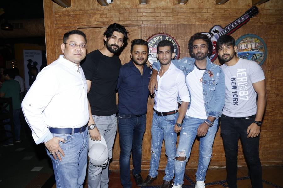 Wonderful weekends are too mainstream! Guests at Roof top Kitchen N Bar, 6th Floor, Ramee Guestline line, Juhu, Mumbai surely wiped away their weekday blues when Ashim Kemson (VocalisÂÂÂt/Base Guitarist); Swati Marwal (English & Bollywood Singer/GuiÂÂÂtarist); Sachin Chaudhary (Sufi & Bollywood Singer)ÂÂÂ; Vaishali Sardana (English & Bollywood Singer)Â; Armaan Thakur (English & Bollywood Singer)Â; Ishwar Dwivedi (Lead Guitarist)ÂÂÂ; Suraj Shakya (Rhythm Guitarist)ÂÂÂ; Amit Singh Rajput (Drums/Cajon player) ÂÂÂperformed live. R-ADDA Rooftop Bar,Ashim Kemson,Swati Marwal,Sachin Chaudhary,Vaishali Sardana,Armaan Thakur,Ishwar Dwivedi,Suraj Shakya,Amit Singh Rajput