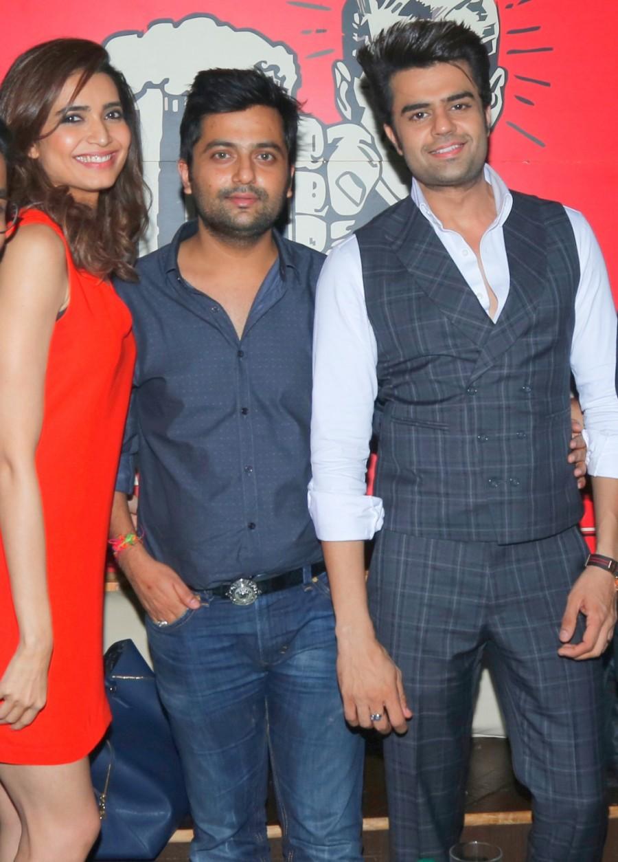 Wonderful weekends are too mainstream! Guests at Roof top Kitchen N Bar, 6th Floor, Ramee Guestline line, Juhu, Mumbai surely wiped away their weekday blues when Ashim Kemson (VocalisÂÂÂt/Base Guitarist); Swati Marwal (English & Bollywood Singer/GuiÂÂÂtarist); Sachin Chaudhary (Sufi & Bollywood Singer)ÂÂÂ; Vaishali Sardana (English & Bollywood Singer)Â; Armaan Thakur (English & Bollywood Singer)Â; Ishwar Dwivedi (Lead Guitarist)ÂÂÂ; Suraj Shakya (Rhythm Guitarist)ÂÂÂ; Amit Singh Rajput (Drums/Cajon player) ÂÂÂperformed live. R-ADDA Rooftop Bar,Ashim Kemson,Swati Marwal,Sachin Chaudhary,Vaishali Sardana,Armaan Thakur,Ishwar Dwivedi,Suraj Shakya,Amit Singh Rajput