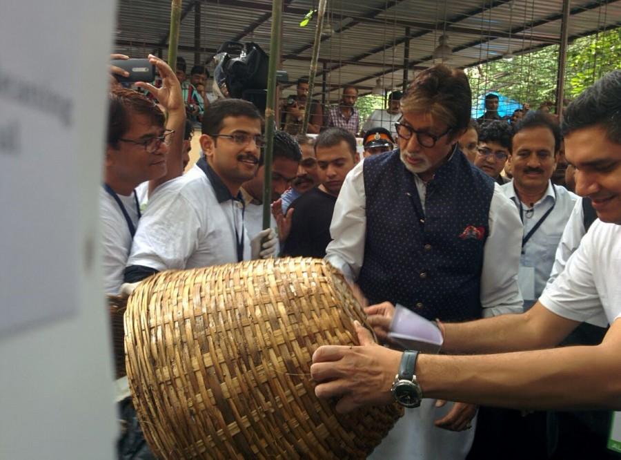 Megastar Amitabh Bachchan on Saturday picked up a broom here to acknowledge the Swachh Bharat Abhiyan in Maharashtra. Amitabh Bachchan,Megastar Amitabh Bachchan,Amitabh Bachchan participates Swachh Bharat,Amitabh Bachchan participates Swachh Bharat Abhiyan,Swachh Bharat Abhiyan,Swachh Bharat campaign,Amitabh Bachchan joins Swachh Bharat campaign,Big B picked up a broom