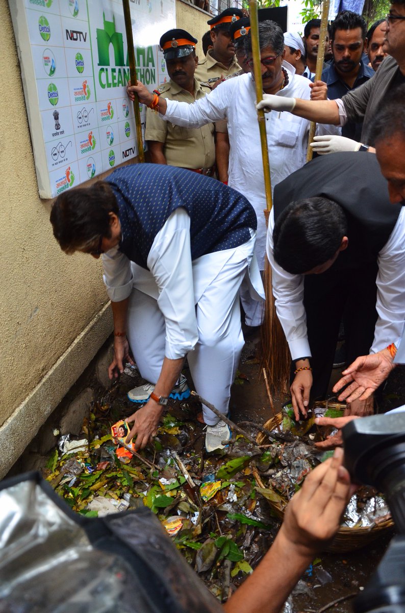 Megastar Amitabh Bachchan on Saturday picked up a broom here to acknowledge the Swachh Bharat Abhiyan in Maharashtra. Amitabh Bachchan,Megastar Amitabh Bachchan,Amitabh Bachchan participates Swachh Bharat,Amitabh Bachchan participates Swachh Bharat Abhiyan,Swachh Bharat Abhiyan,Swachh Bharat campaign,Amitabh Bachchan joins Swachh Bharat campaign,Big B picked up a broom
