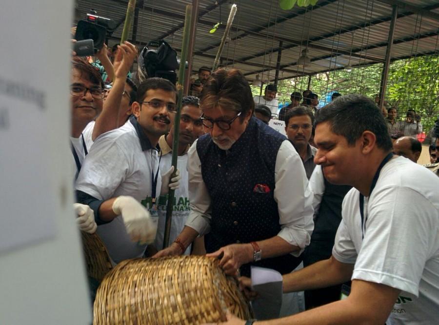 Megastar Amitabh Bachchan on Saturday picked up a broom here to acknowledge the Swachh Bharat Abhiyan in Maharashtra. Amitabh Bachchan,Megastar Amitabh Bachchan,Amitabh Bachchan participates Swachh Bharat,Amitabh Bachchan participates Swachh Bharat Abhiyan,Swachh Bharat Abhiyan,Swachh Bharat campaign,Amitabh Bachchan joins Swachh Bharat campaign,Big B picked up a broom