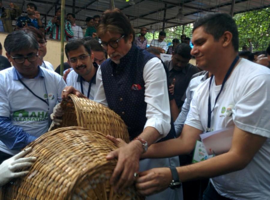 Megastar Amitabh Bachchan on Saturday picked up a broom here to acknowledge the Swachh Bharat Abhiyan in Maharashtra. Amitabh Bachchan,Megastar Amitabh Bachchan,Amitabh Bachchan participates Swachh Bharat,Amitabh Bachchan participates Swachh Bharat Abhiyan,Swachh Bharat Abhiyan,Swachh Bharat campaign,Amitabh Bachchan joins Swachh Bharat campaign,Big B picked up a broom