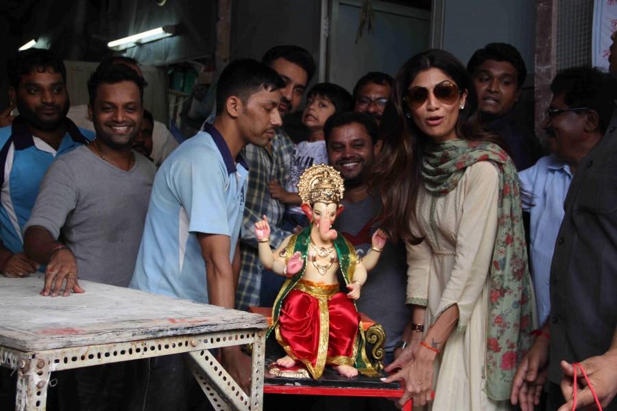 Bollywood actress Shilpa Shetty and Raj Kundra celebrate Ganesh festival. Vinayaka Chaturthi,happy Vinayaka chaturthi,Vinayaka Chaturthi 2016,Shilpa Shetty,Shilpa Shetty and Raj Kundra,Shilpa Shetty celebrates Ganesh festival,Raj Kundra celebrates Ganesh festival,Ganesh festival celebrations