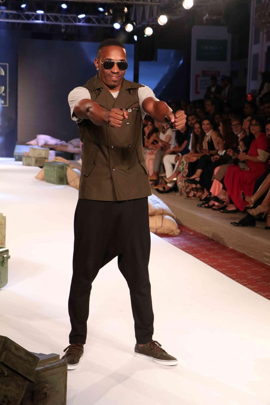 Cricketer Yuvraj Singh has forayed into the fashion industry by launching his brand YWC Fashion in collaboration with designers Shantanu and Nikhil. Celebs like Virender Sehwag, Chris Gayle, Zaheer Khan, Ishant Sharma and others graced the event. Yuvraj Singh,Yuvraj Singh's clothline launch,Virender Sehwag,Chris Gayle,Zaheer Khan,Ishant Sharma,Yuvraj Singh clothline launch,Yuvraj Singh clothline launch pics,Yuvraj Singh clothline launch images,Yuvraj Singh clothline launch photos,Yuvraj Singh