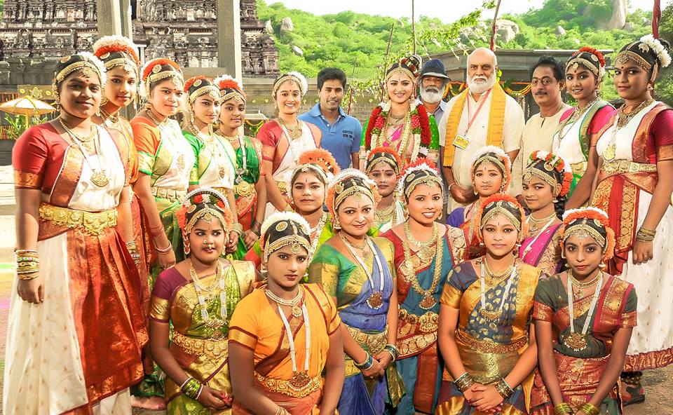 South Indian actress Anushka Shetty's special dance performance on Om Namo Venkatesaya sets. Anushka Shetty,Anushka Shetty dance,Om Namo Venkatesaya,Om Namo Venkatesaya on the sets,Vinayaka Chaturthi,Anushka Shetty pics,Anushka Shetty images,Anushka Shetty photos,Anushka Shetty stills,Anushka Shetty pictures