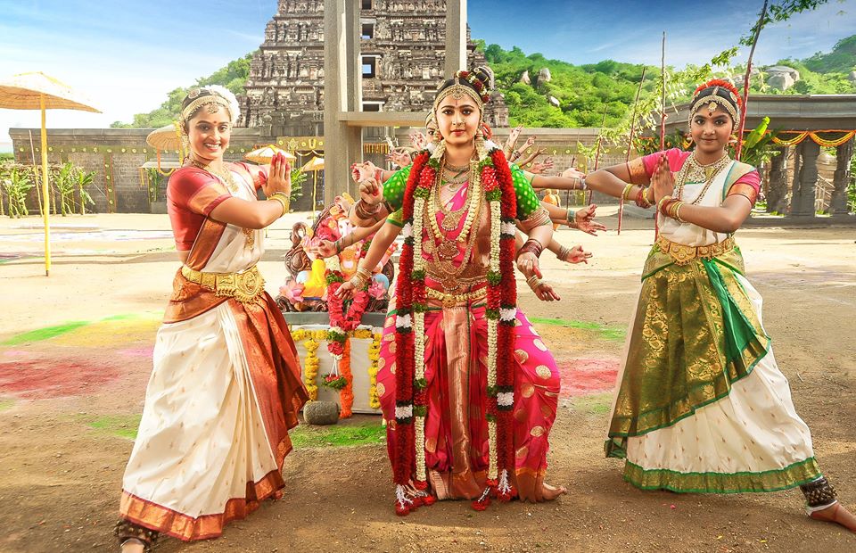 South Indian actress Anushka Shetty's special dance performance on Om Namo Venkatesaya sets. Anushka Shetty,Anushka Shetty dance,Om Namo Venkatesaya,Om Namo Venkatesaya on the sets,Vinayaka Chaturthi,Anushka Shetty pics,Anushka Shetty images,Anushka Shetty photos,Anushka Shetty stills,Anushka Shetty pictures