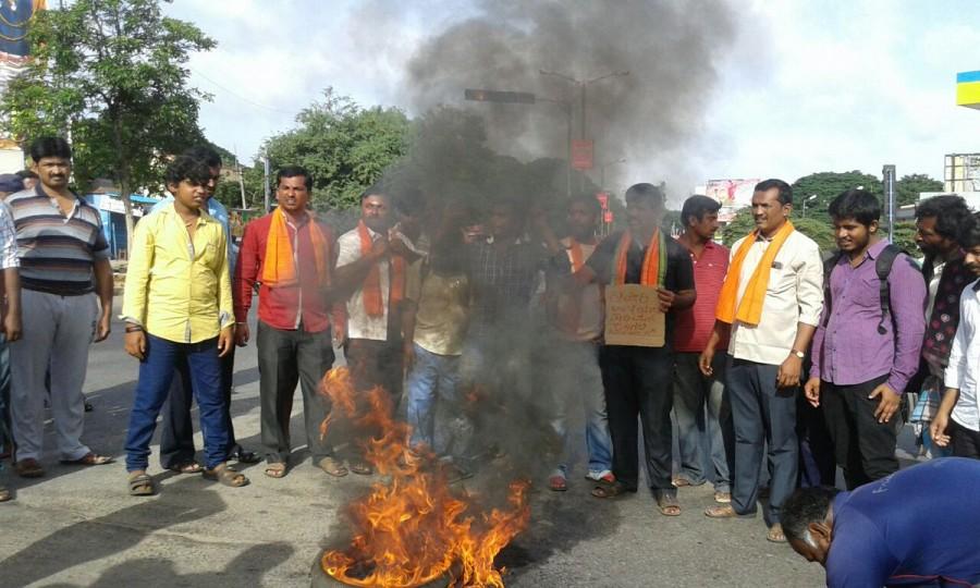 Hundreds of people, especially farmers on Monday staged protest demonstrations in the Mysuru region against the Supreme Court order to Karnataka for releasing 15,000 cusecs of water daily for 10 days to Tamil Nadu. Cauvery Water Issue,Cauvery Water,Protests in Karnataka,Karnataka,Karnataka Bandh,Tamil Nadu,Cauvery Water problem,Supreme Court,J. Jayalalithaa