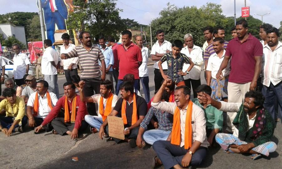 Hundreds of people, especially farmers on Monday staged protest demonstrations in the Mysuru region against the Supreme Court order to Karnataka for releasing 15,000 cusecs of water daily for 10 days to Tamil Nadu. Cauvery Water Issue,Cauvery Water,Protests in Karnataka,Karnataka,Karnataka Bandh,Tamil Nadu,Cauvery Water problem,Supreme Court,J. Jayalalithaa