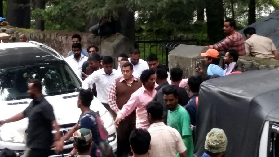 Bollywood superstar Salman Khan on Saturday reached Manali in Himachal Pradesh for the shooting of Kabir Khan's movie Salman Khan,Salman Khan in Manali,Salman Khan starts Tubelight shoot,Tubelight in Manali,Tubelight shooting in Manali,bollywood movie Tubelight,Salman Khan pics,Salman Khan images,Salman Khan photos,Salman Khan stills,Salman Khan pictures