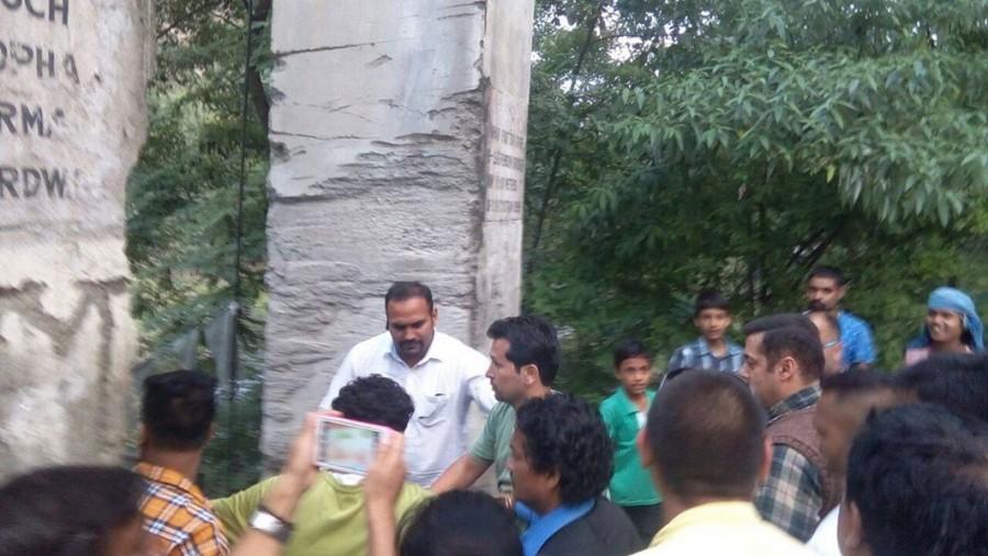 Bollywood superstar Salman Khan on Saturday reached Manali in Himachal Pradesh for the shooting of Kabir Khan's movie Salman Khan,Salman Khan in Manali,Salman Khan starts Tubelight shoot,Tubelight in Manali,Tubelight shooting in Manali,bollywood movie Tubelight,Salman Khan pics,Salman Khan images,Salman Khan photos,Salman Khan stills,Salman Khan pictures
