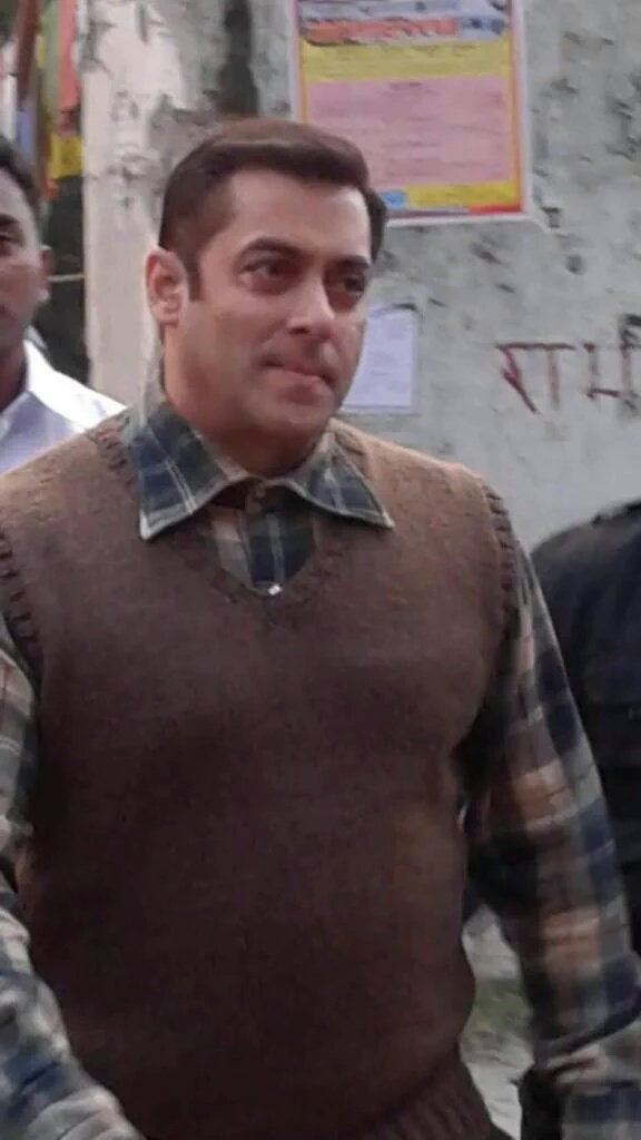 Bollywood superstar Salman Khan on Saturday reached Manali in Himachal Pradesh for the shooting of Kabir Khan's movie Salman Khan,Salman Khan in Manali,Salman Khan starts Tubelight shoot,Tubelight in Manali,Tubelight shooting in Manali,bollywood movie Tubelight,Salman Khan pics,Salman Khan images,Salman Khan photos,Salman Khan stills,Salman Khan pictures