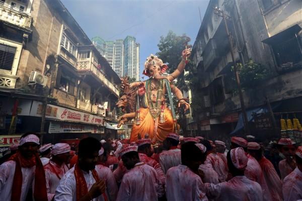 Ganesh Chaturthi 2016 Celebrations Across India Devotees Offer Prayers To Ganpati Bappa 9329