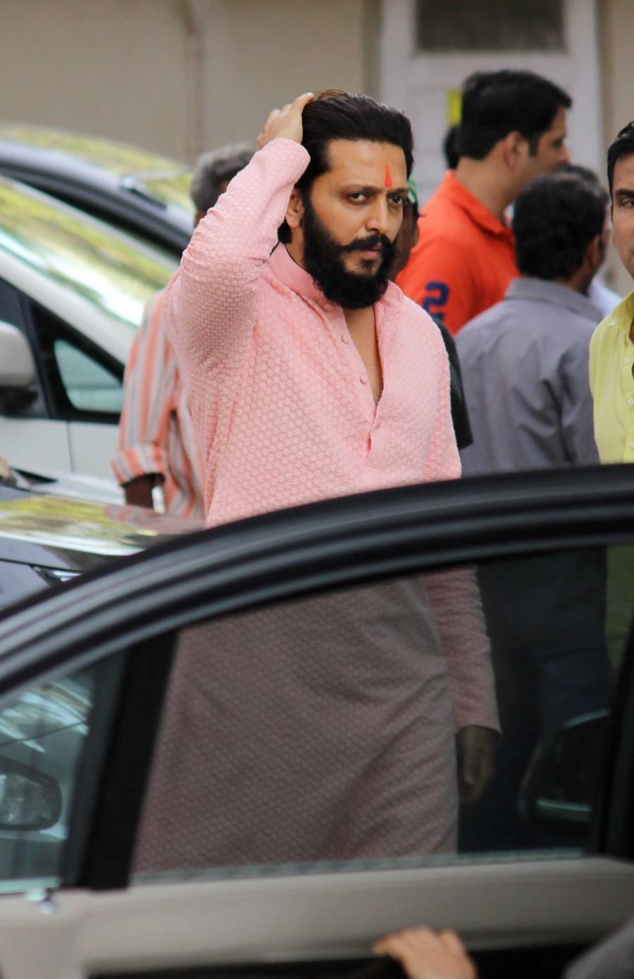Celebs like Riteish Deshmukh, Genelia D'Souza, Dia Mirza, Sohail Khan, Vatsal Sheth, Malaika Arora Khan, Amrita Arora, Chunky Pandey, Arpita Khan, Bhushan Kumar, Divya Khosla Kumar, Jas Arora, Sahil Sangha, Amrita Arora, Dalip Tahil and other celebrates Ganesha Chaturthi at Salman Khan house. Salman Khan,Salman Khan house,Salman Khan celebrates Ganesha Chaturthi,Salman Khan Ganesha Chaturthi,Ganesha Chaturthi,Riteish Deshmukh,Genelia D'Souza,Dia Mirza,Sohail Khan,Vatsal Sheth,Malaika Arora Khan,Amrita Arora,Chunky Pandey,Arpita Khan