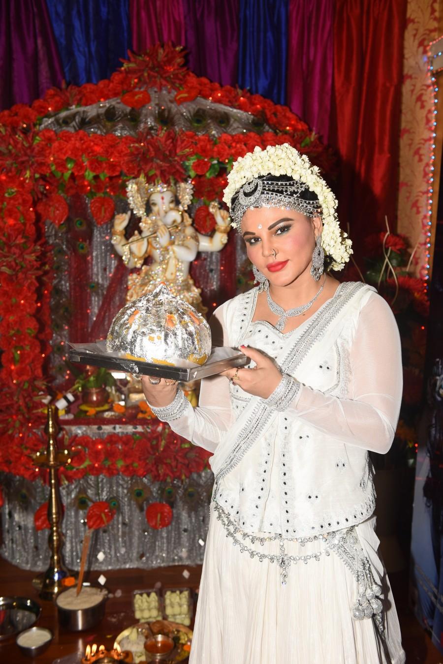 Bollywood actress Rakhi Sawant celebrates Ganesh Chaturthi. Rakhi Sawant,Rakhi Sawant celebrates Ganesh Chaturthi,Ganesh Chaturthi,Ganesh Chaturthi celebrations,Rakhi Sawant pics,Rakhi Sawant images,Rakhi Sawant photos,Rakhi Sawant pictures