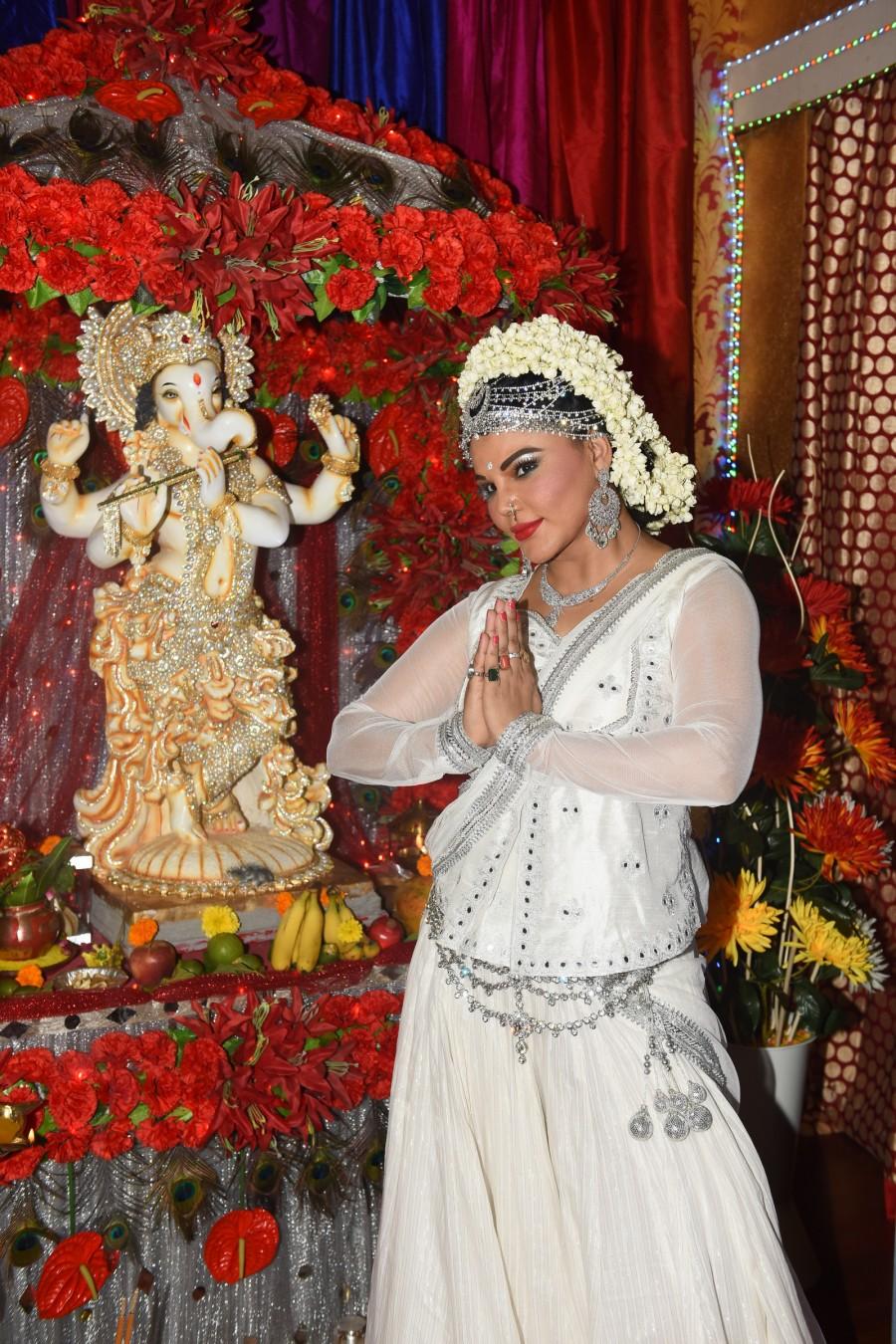 Bollywood actress Rakhi Sawant celebrates Ganesh Chaturthi. Rakhi Sawant,Rakhi Sawant celebrates Ganesh Chaturthi,Ganesh Chaturthi,Ganesh Chaturthi celebrations,Rakhi Sawant pics,Rakhi Sawant images,Rakhi Sawant photos,Rakhi Sawant pictures