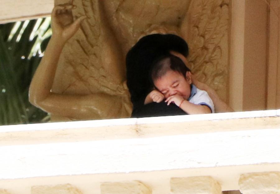 Bollywood actor Tusshar Kapoor takes a stroll with his teeny, tiny son Laksshya. Tusshar Kapoor,Tusshar Kapoor with his son,Tusshar Kapoor son,Laksshya,Tusshar Kapoor son Laksshya,Tusshar Kapoor son pics,Tusshar Kapoor son images,Tusshar Kapoor son photos,Tusshar Kapoor son stills,Tusshar Kapoor son pictures