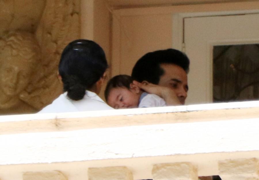 Bollywood actor Tusshar Kapoor takes a stroll with his teeny, tiny son Laksshya. Tusshar Kapoor,Tusshar Kapoor with his son,Tusshar Kapoor son,Laksshya,Tusshar Kapoor son Laksshya,Tusshar Kapoor son pics,Tusshar Kapoor son images,Tusshar Kapoor son photos,Tusshar Kapoor son stills,Tusshar Kapoor son pictures