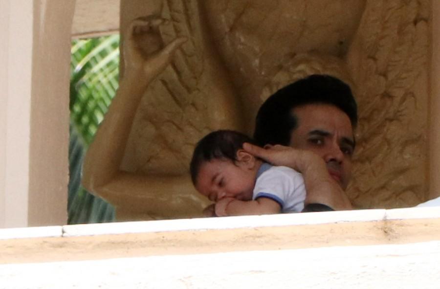 Bollywood actor Tusshar Kapoor takes a stroll with his teeny, tiny son Laksshya. Tusshar Kapoor,Tusshar Kapoor with his son,Tusshar Kapoor son,Laksshya,Tusshar Kapoor son Laksshya,Tusshar Kapoor son pics,Tusshar Kapoor son images,Tusshar Kapoor son photos,Tusshar Kapoor son stills,Tusshar Kapoor son pictures