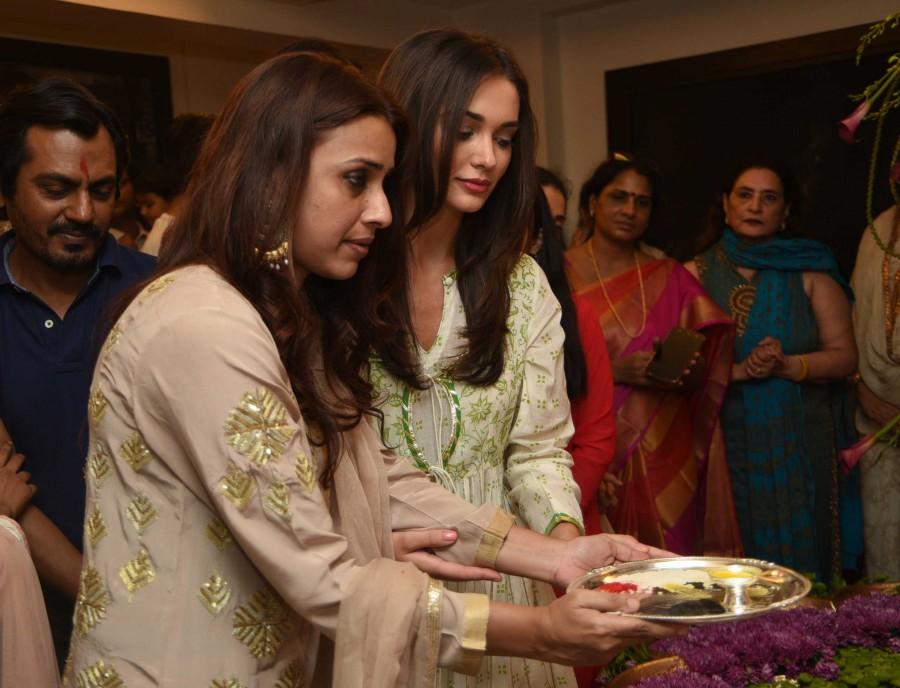 Celebs like Alvira Agnihotri, Arpita Khan, Sohail Khan, Daisy Shah, Nawazuddin Siddiqui, Amy Jackson, Helen, Salim Khan, Atul Agnihotri, Elli Avram, Jas Arora, Sophie Choudry, Anusha Dandekar, Karan Kundra, Kaykasshan Patel and others at Salman Khan's Ganesha Visarjan. Salman Khan,Salman Khan Ganesha Visarjan,Alvira Agnihotri,Arpita Khan,Sohail Khan,Daisy Shah,Nawazuddin Siddiqui,Amy Jackson,Helen,Salim Khan,Atul Agnihotri,Elli Avram,Jas Arora,Sophie Choudry,Anusha Dandekar,Karan Kundra