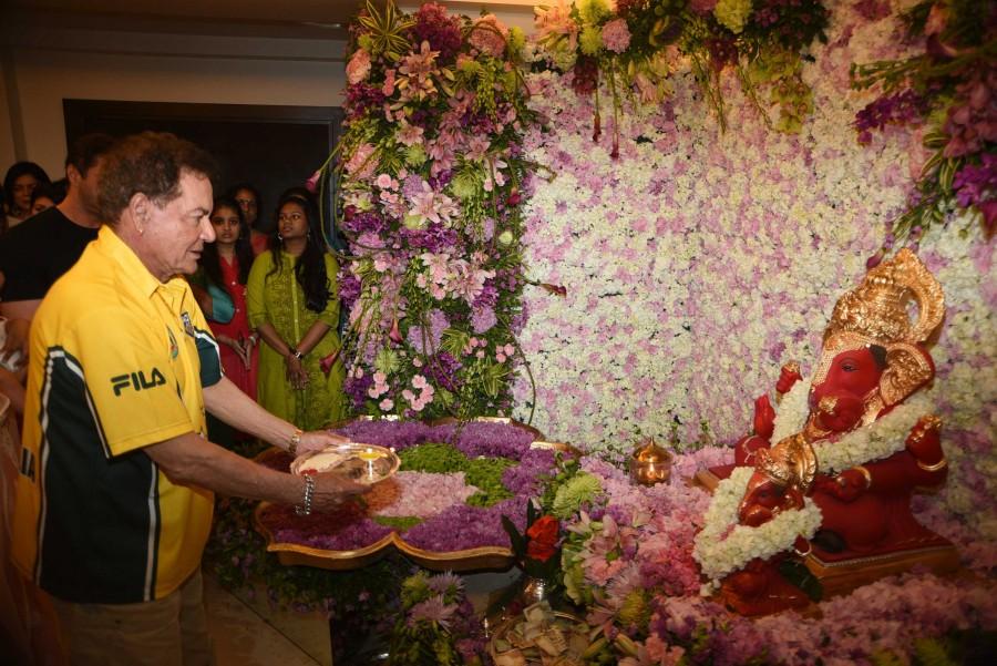 Celebs like Alvira Agnihotri, Arpita Khan, Sohail Khan, Daisy Shah, Nawazuddin Siddiqui, Amy Jackson, Helen, Salim Khan, Atul Agnihotri, Elli Avram, Jas Arora, Sophie Choudry, Anusha Dandekar, Karan Kundra, Kaykasshan Patel and others at Salman Khan's Ganesha Visarjan. Salman Khan,Salman Khan Ganesha Visarjan,Alvira Agnihotri,Arpita Khan,Sohail Khan,Daisy Shah,Nawazuddin Siddiqui,Amy Jackson,Helen,Salim Khan,Atul Agnihotri,Elli Avram,Jas Arora,Sophie Choudry,Anusha Dandekar,Karan Kundra