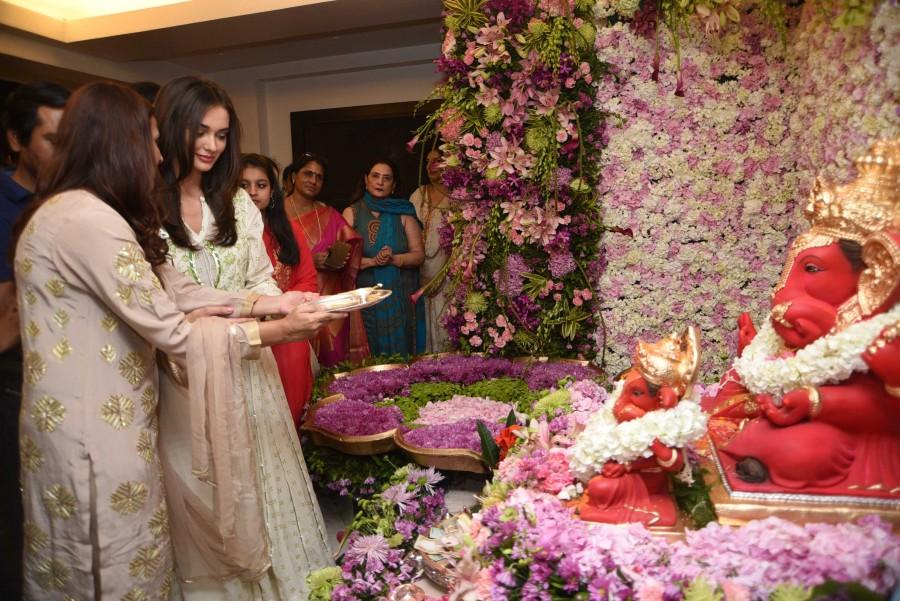 Celebs like Alvira Agnihotri, Arpita Khan, Sohail Khan, Daisy Shah, Nawazuddin Siddiqui, Amy Jackson, Helen, Salim Khan, Atul Agnihotri, Elli Avram, Jas Arora, Sophie Choudry, Anusha Dandekar, Karan Kundra, Kaykasshan Patel and others at Salman Khan's Ganesha Visarjan. Salman Khan,Salman Khan Ganesha Visarjan,Alvira Agnihotri,Arpita Khan,Sohail Khan,Daisy Shah,Nawazuddin Siddiqui,Amy Jackson,Helen,Salim Khan,Atul Agnihotri,Elli Avram,Jas Arora,Sophie Choudry,Anusha Dandekar,Karan Kundra