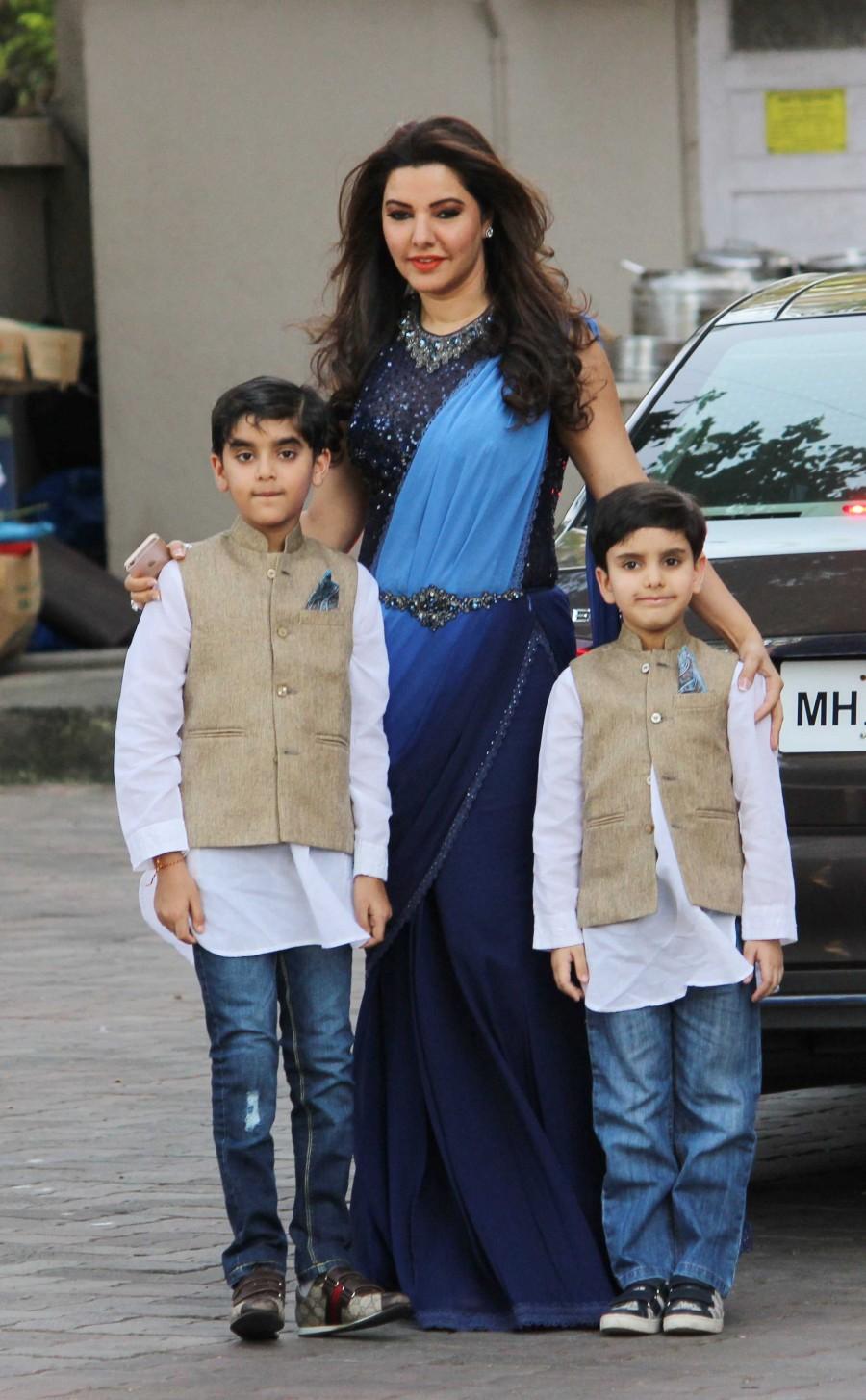 Celebs like Alvira Agnihotri, Arpita Khan, Sohail Khan, Daisy Shah, Nawazuddin Siddiqui, Amy Jackson, Helen, Salim Khan, Atul Agnihotri, Elli Avram, Jas Arora, Sophie Choudry, Anusha Dandekar, Karan Kundra, Kaykasshan Patel and others at Salman Khan's Ganesha Visarjan. Salman Khan,Salman Khan Ganesha Visarjan,Alvira Agnihotri,Arpita Khan,Sohail Khan,Daisy Shah,Nawazuddin Siddiqui,Amy Jackson,Helen,Salim Khan,Atul Agnihotri,Elli Avram,Jas Arora,Sophie Choudry,Anusha Dandekar,Karan Kundra