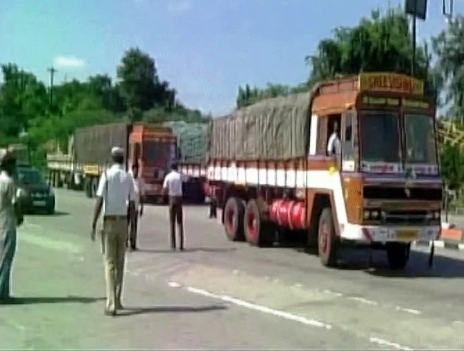 Cauvery water issue: Buses and trucks from Tamil Nadu heading to Karnataka stopped at Hosur border. Cauvery water issue,Cauvery water,cauvery water to tamil nadu,tamil nadu cauvery water dispute,cauvery row,Tamil Nadu,Karnataka,Hosur border