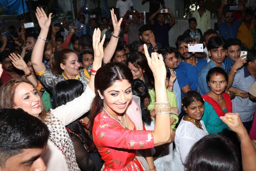 Bollywood actress Shilpa Shetty dancing crazily at Ganpati Visarjan. Shilpa Shetty,Shilpa Shetty's Ganpati Visarjan,Ganpati Visarjan,Shilpa Shetty dance,raj kundra shilpa shetty,raj Kundra,Shilpa Shetty celebrates Ganesha festival,Shilpa Shetty pics,Shilpa Shetty images,Shilpa Shetty photos,Shilpa Shetty stills,Shilpa