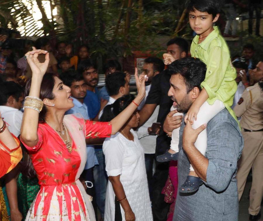 Bollywood actress Shilpa Shetty dancing crazily at Ganpati Visarjan. Shilpa Shetty,Shilpa Shetty's Ganpati Visarjan,Ganpati Visarjan,Shilpa Shetty dance,raj kundra shilpa shetty,raj Kundra,Shilpa Shetty celebrates Ganesha festival,Shilpa Shetty pics,Shilpa Shetty images,Shilpa Shetty photos,Shilpa Shetty stills,Shilpa