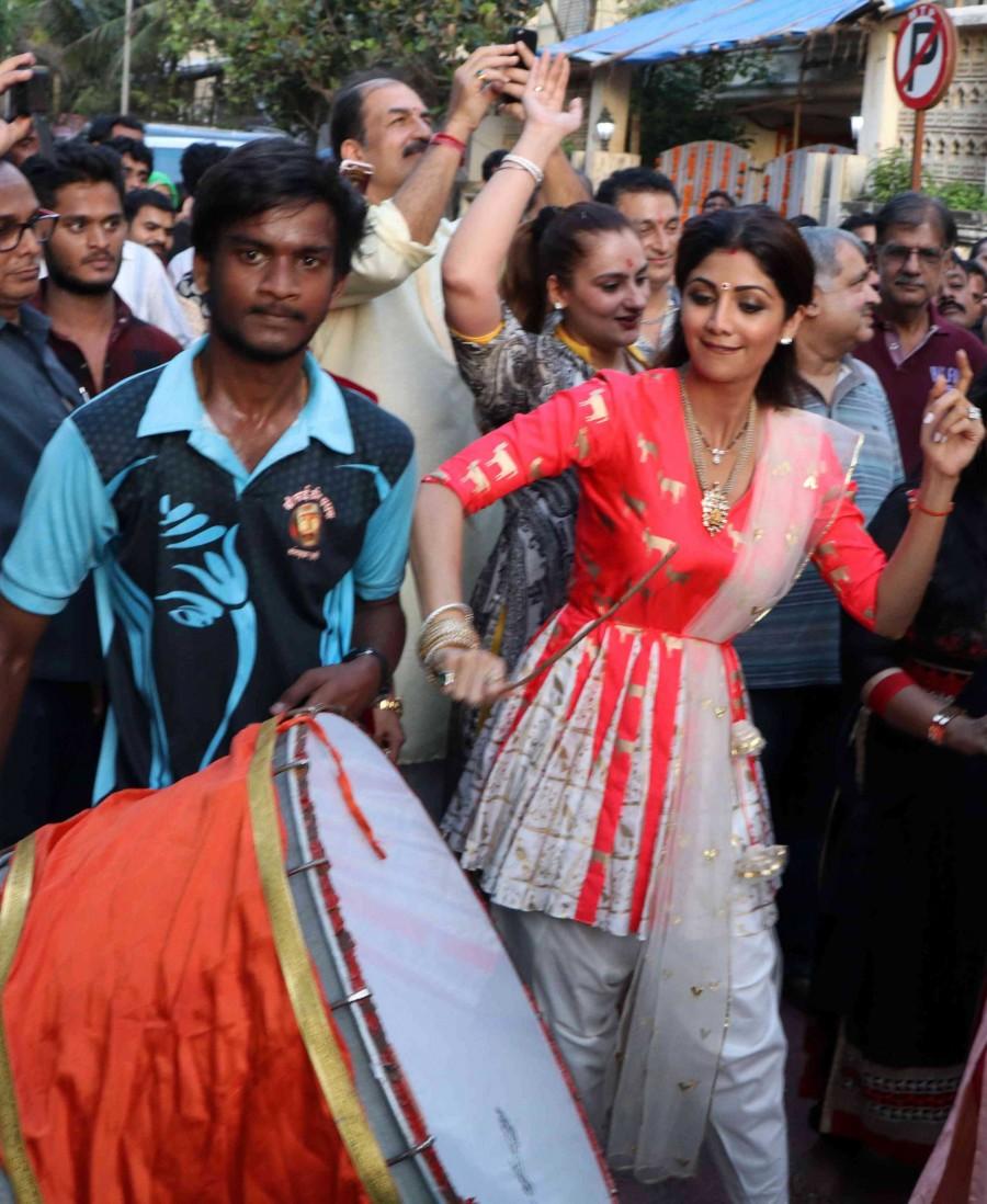 Bollywood actress Shilpa Shetty dancing crazily at Ganpati Visarjan. Shilpa Shetty,Shilpa Shetty's Ganpati Visarjan,Ganpati Visarjan,Shilpa Shetty dance,raj kundra shilpa shetty,raj Kundra,Shilpa Shetty celebrates Ganesha festival,Shilpa Shetty pics,Shilpa Shetty images,Shilpa Shetty photos,Shilpa Shetty stills,Shilpa