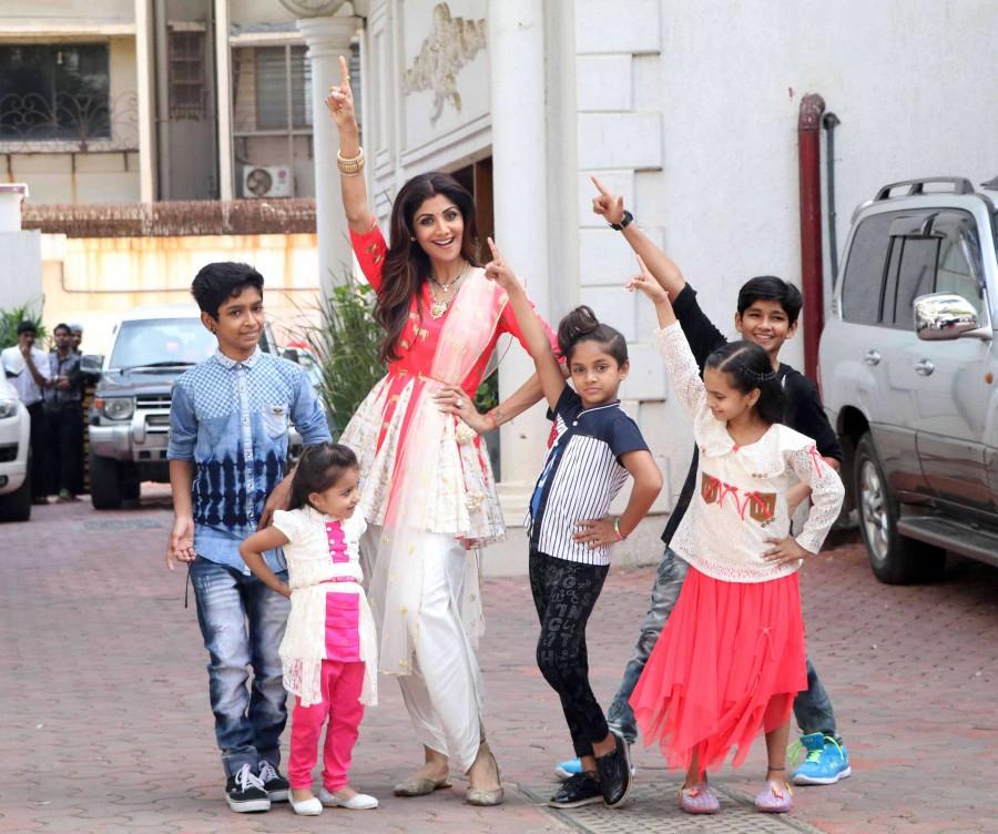 On Tuesday, Super Dancer, Judge Shilpa Shetty invited contestants (kids) from the show (Super Dancer) for Ganpati Darshan and Aarti at her home in Mumbai. Super Dancer,Shilpa Shetty,Super Dancer kids,Ganpati Darshan,Super Dancer judge Shilpa Shetty Kundra,Shilpa Shetty Kundra,Shilpa Shetty pics,Shilpa Shetty images,Shilpa Shetty photos,Shilpa Shetty stills,Shilpa Shetty pictures