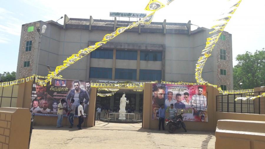 Iru Mugan mania: Vikram fans euphoric over movie release. Iru Mugan mania,Iru Mugan,Iru Mugan release,Vikram fans,Vikram,nayanthara,iru mugan review,Iru Mugan preview,Iru Mugan pics,Iru Mugan images,Iru Mugan photos,Iru Mugan stills,Iru Mugan pictures