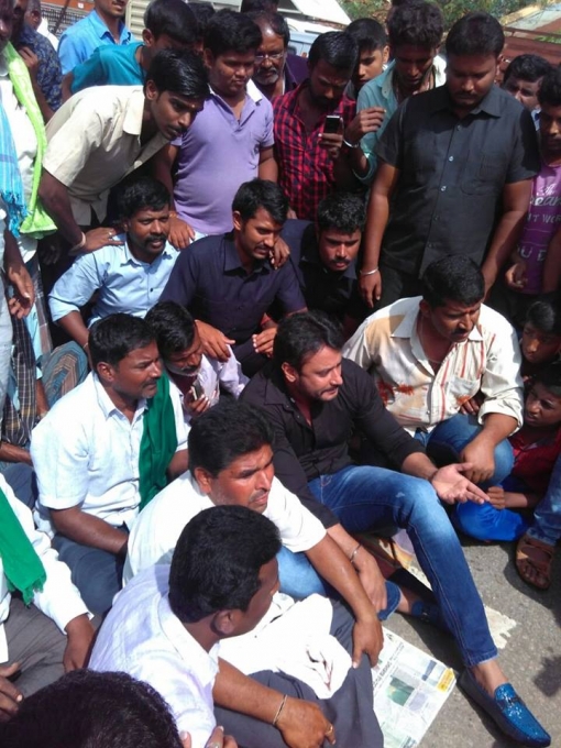 South Indian Actor Darshan protest against Cauvery river waters to Tamil Nadu in Mandya. Darshan,Darshan protest against Cauvery river,protest against Cauvery river,Cauvery river,Cauvery water war,Cauvery water dispute,cauvery water issue,cauvery water to tamil nadu,Cauvery water protest