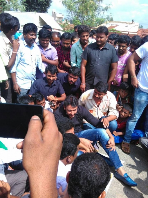 South Indian Actor Darshan protest against Cauvery river waters to Tamil Nadu in Mandya. Darshan,Darshan protest against Cauvery river,protest against Cauvery river,Cauvery river,Cauvery water war,Cauvery water dispute,cauvery water issue,cauvery water to tamil nadu,Cauvery water protest