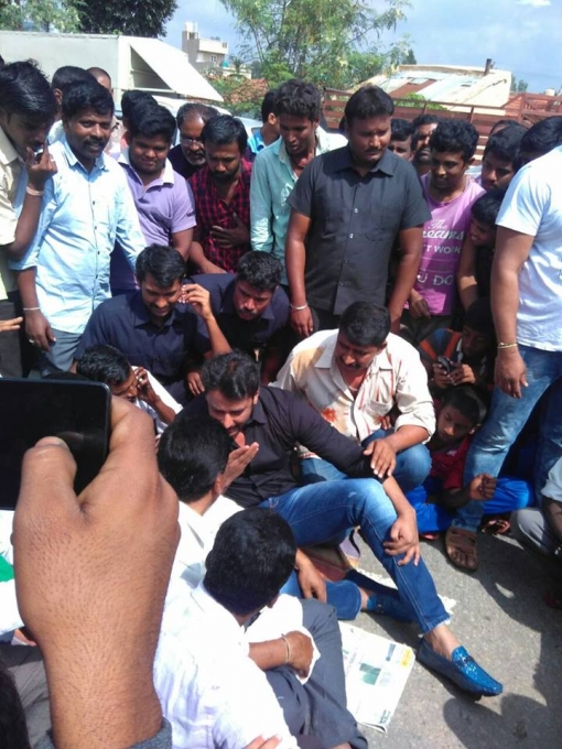 South Indian Actor Darshan protest against Cauvery river waters to Tamil Nadu in Mandya. Darshan,Darshan protest against Cauvery river,protest against Cauvery river,Cauvery river,Cauvery water war,Cauvery water dispute,cauvery water issue,cauvery water to tamil nadu,Cauvery water protest