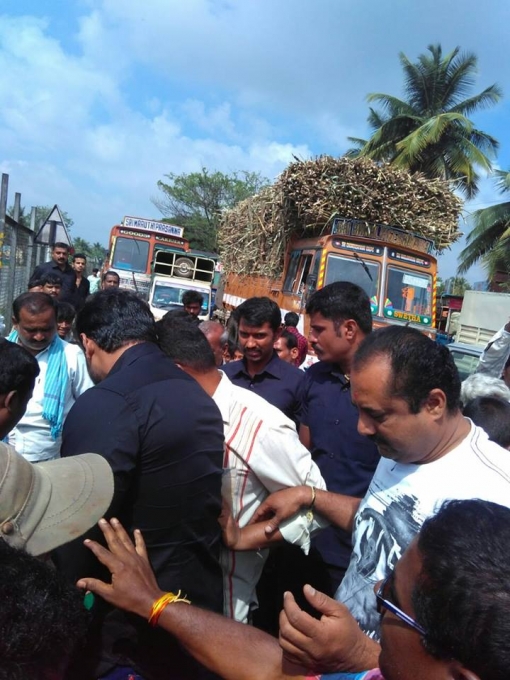 South Indian Actor Darshan protest against Cauvery river waters to Tamil Nadu in Mandya. Darshan,Darshan protest against Cauvery river,protest against Cauvery river,Cauvery river,Cauvery water war,Cauvery water dispute,cauvery water issue,cauvery water to tamil nadu,Cauvery water protest