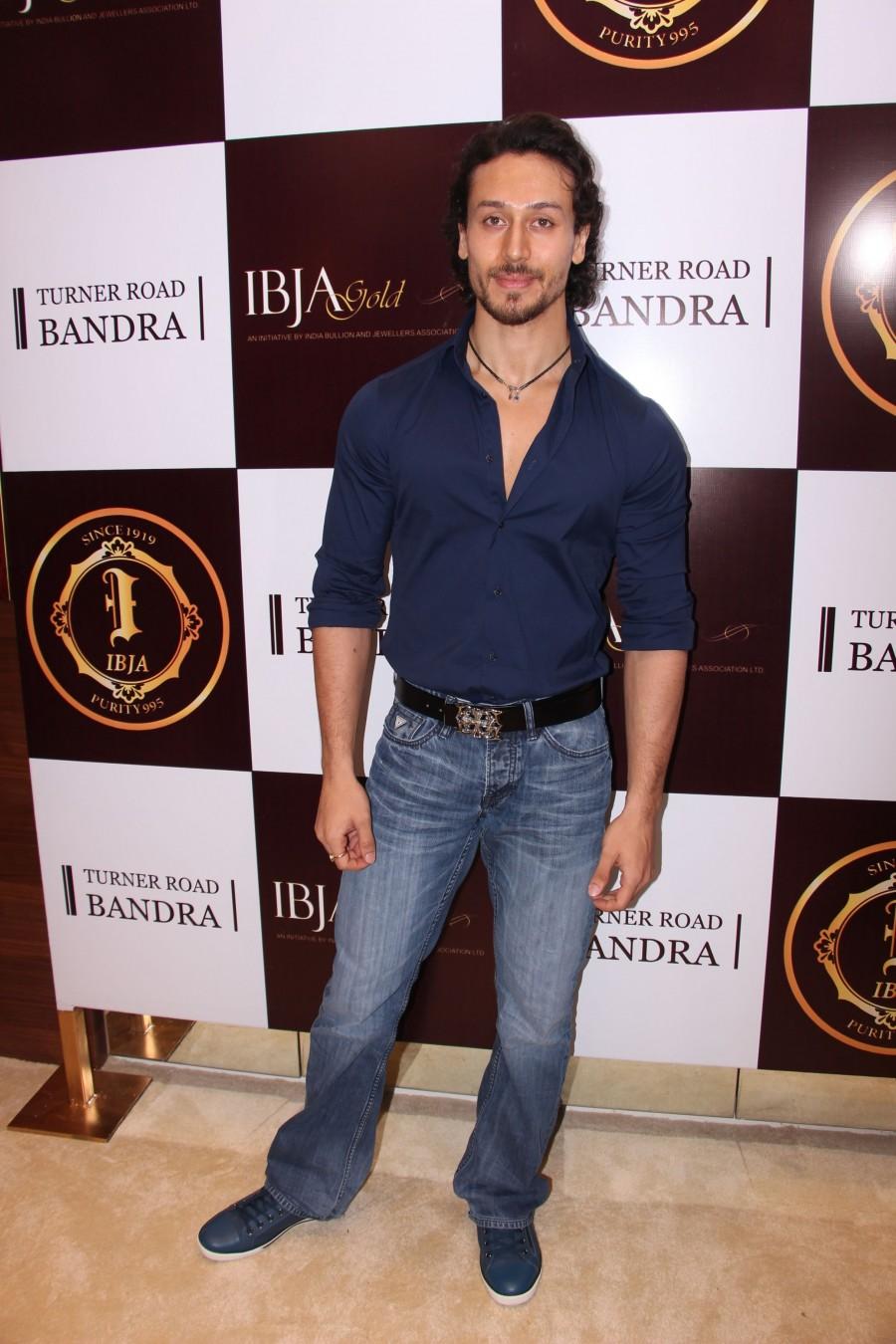 The star studded and glamourous store launch was attended by Bollywood celebrities like Sushmita Sen, Preity Zinta, Tiger Shroff, Nimrat Kaur, Dia Mirza, Minissha Lamba, Arjan Bajwa, Sana Khan, Waluscha D'souza, Gurmeet Choudhary, Anjana Sukhani, Anusha Dandekar and Karan Kundra. IBJA Gold Store Launch,Sushmita Sen,Preity Zinta,Tiger Shroff,Nimrat Kaur,Dia Mirza,Minissha Lamba,Arjan Bajwa,Sana Khan,Waluscha D'souza,Gurmeet Choudhary,Anjana Sukhani,Anusha Dandekar