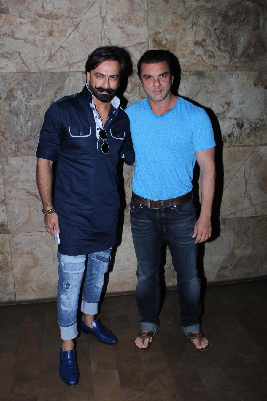 The recent screening of Bollywood movie 'Freaky Ali' was a star-studded affair. Bollywood stars like Sonakshi Sinha, Sohail Khan, Sonali Bendre, Arbaaz Khan, Salim Khan, Helen, Sushila Charak, Jas Arora, Sharman Joshi and Chunky Pandey were spotted at the special screening of Freaky Ali. Freaky Ali special screening,Freaky Ali,Sonakshi Sinha,Sohail Khan,Sonali Bendre,Arbaaz Khan,Salim Khan,Helen,Sushila Charak,Jas Arora,Sharman Joshi,Freaky Ali special screening pics,Freaky Ali special screening images,Freaky Ali special screening photos