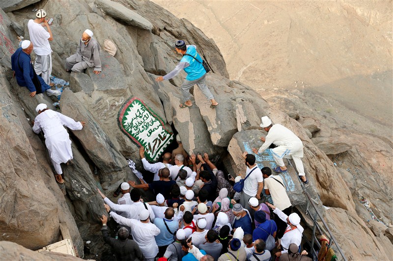 Muslim faithful make the annual Hajj pilgrimage to the holy city of Mecca. Mecca,city of Mecca,Hajj pilgrimage,Haj pilgrimage,Hajj,Haj,Eid al-Adha 2016: Hajj to Mecca,Hajj to Mecca,Journey to Mecca,Mount Al-Noor,Al-Noor mount