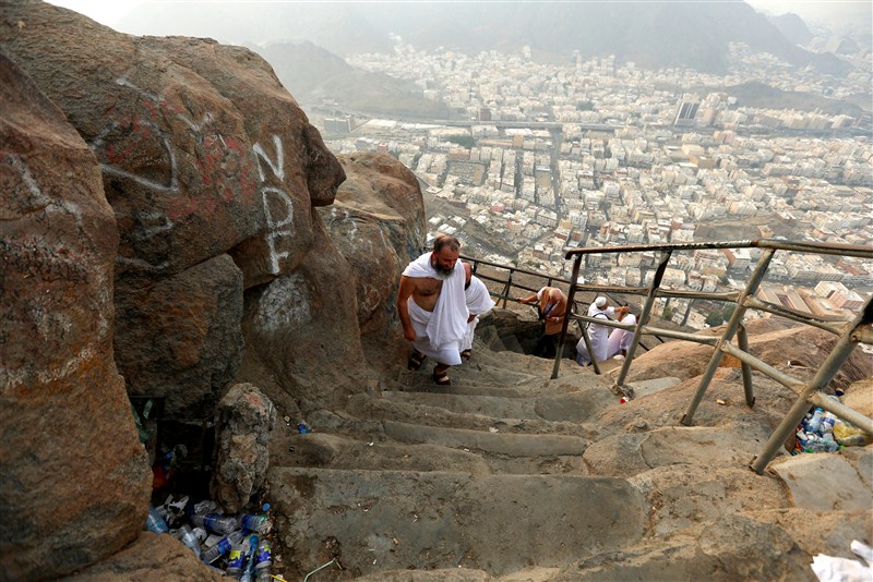 Muslim faithful make the annual Hajj pilgrimage to the holy city of Mecca. Mecca,city of Mecca,Hajj pilgrimage,Haj pilgrimage,Hajj,Haj,Eid al-Adha 2016: Hajj to Mecca,Hajj to Mecca,Journey to Mecca,Mount Al-Noor,Al-Noor mount