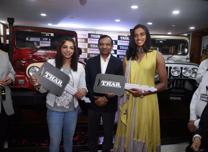 PV Sindhu was felicitated with a silver coloured Thar for winning a silver medal while a red coloured Thar was given to Sakshi Malik for winning a bronze medal. PV Sindhu,PV Sindhu mahindra,PV Sindhu mahindra Thar,sakshi malik,sakshi malik mahindra thar,Rio Olympics 2016,pv sindhu cars,sakshi malik cars,anand mahindra