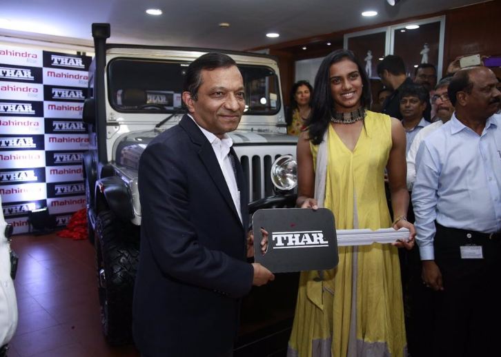 PV Sindhu was felicitated with a silver coloured Thar for winning a silver medal while a red coloured Thar was given to Sakshi Malik for winning a bronze medal. PV Sindhu,PV Sindhu mahindra,PV Sindhu mahindra Thar,sakshi malik,sakshi malik mahindra thar,Rio Olympics 2016,pv sindhu cars,sakshi malik cars,anand mahindra