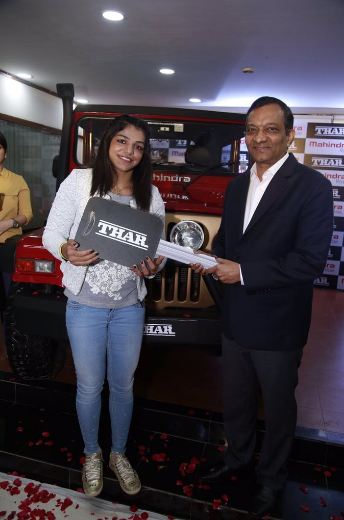 PV Sindhu was felicitated with a silver coloured Thar for winning a silver medal while a red coloured Thar was given to Sakshi Malik for winning a bronze medal. PV Sindhu,PV Sindhu mahindra,PV Sindhu mahindra Thar,sakshi malik,sakshi malik mahindra thar,Rio Olympics 2016,pv sindhu cars,sakshi malik cars,anand mahindra