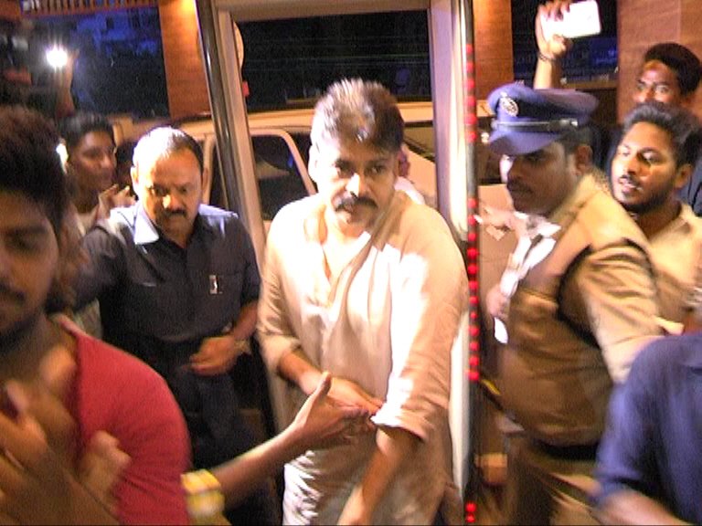 South Indian actor Pawan Kalyan reached Kakinada ahead of his public meeting. Pawan Kalyan,Pawan Kalyan in Kakinada,Pawan Kalyan reaches Kakinada,Pawan Kalyan reached Kakinada,Pawan Kalyan public meeting,Pawan Kalyan public meeting pics,Pawan Kalyan public meeting images,Pawan Kalyan public meeting photos,Pawan Kalyan public meetin