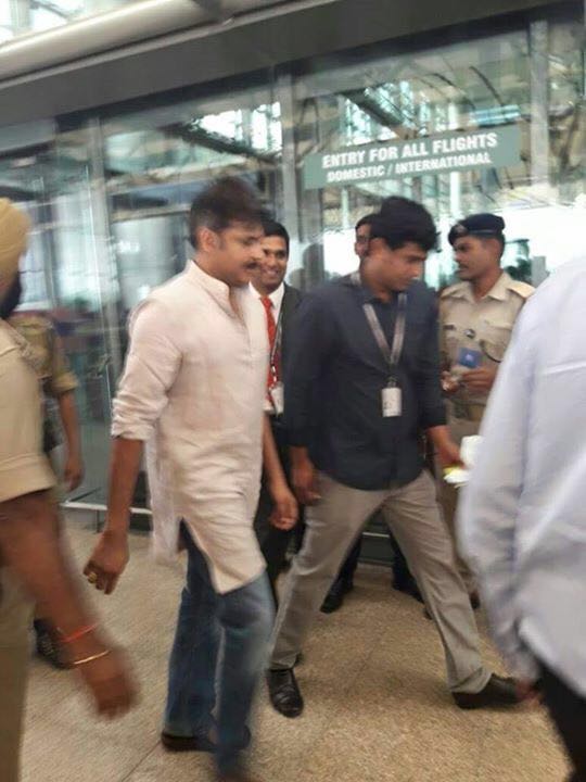 South Indian actor Pawan Kalyan reached Kakinada ahead of his public meeting. Pawan Kalyan,Pawan Kalyan in Kakinada,Pawan Kalyan reaches Kakinada,Pawan Kalyan reached Kakinada,Pawan Kalyan public meeting,Pawan Kalyan public meeting pics,Pawan Kalyan public meeting images,Pawan Kalyan public meeting photos,Pawan Kalyan public meetin